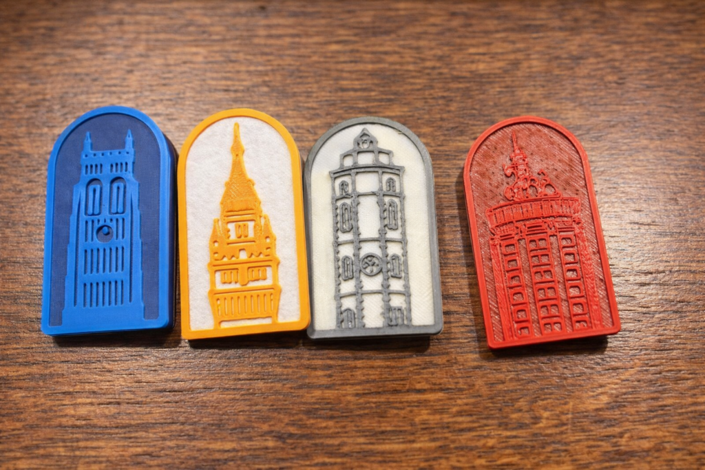 Badges de carnaval imprimés en 3D représentant des monuments dunkerquois, fabrication personnalisée en impression 3D