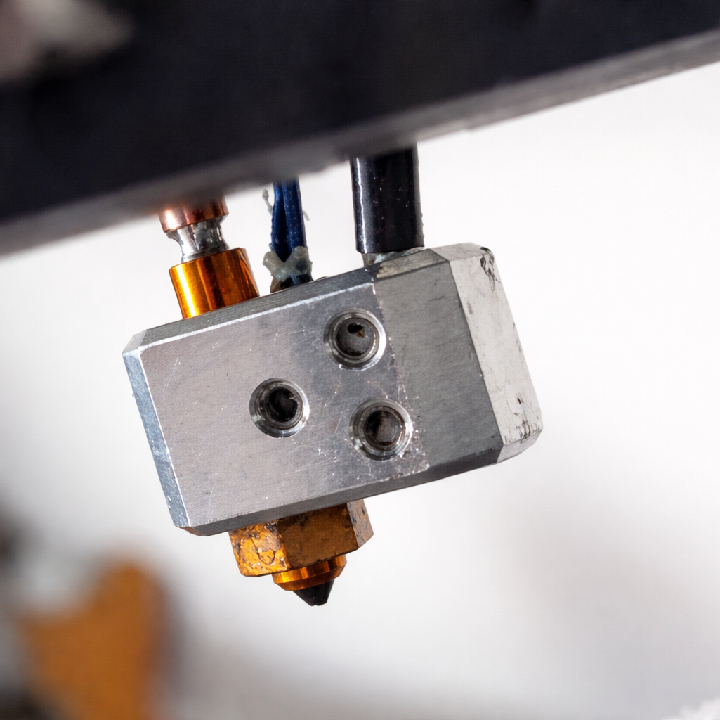 Gros plan sur une tête d’impression 3D Prusa en fonctionnement pour fabrication de pièces sur mesure